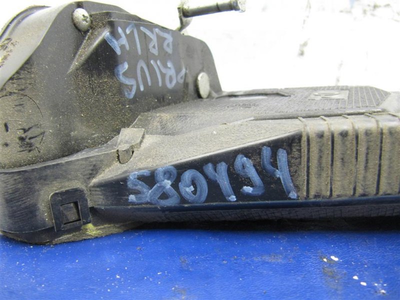 Замок двери задний левый TOYOTA PRIUS - 20 03-11 Замок двери задний левый TOYOTA PRIUS - 20 03-11