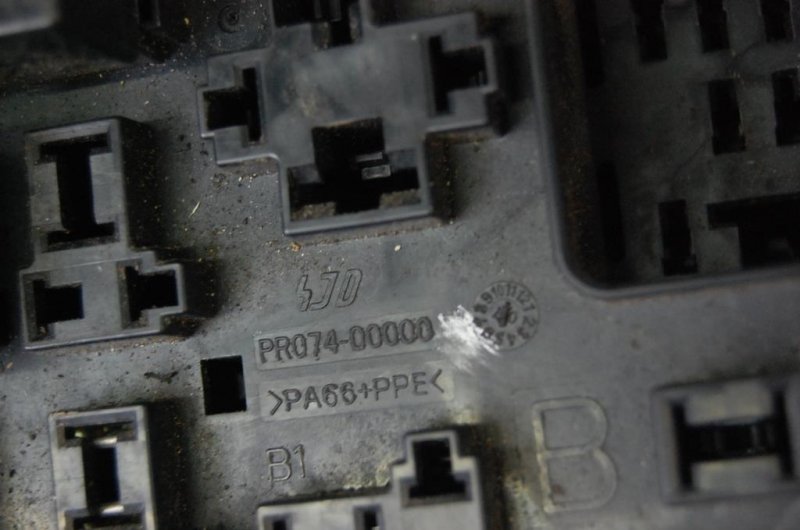 Блок предохранителей моторный отсек OUTLANDER 03-07 Блок предохранителей моторный отсек OUTLANDER 03-07