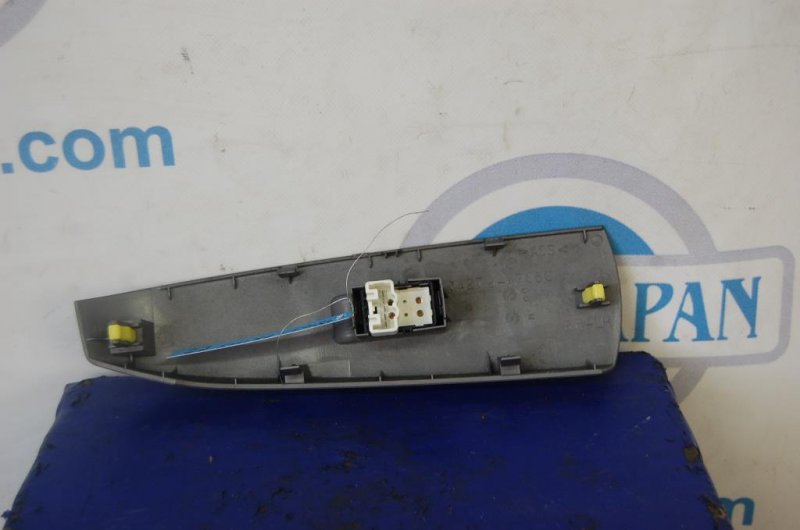 Кнопка стеклоподъемника TOYOTA PRIUS - 20 03-11 74272-47050 Б/У