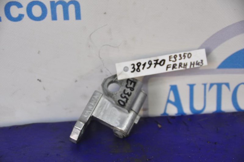 Петля двери нижняя передняя правая ES350 06-12