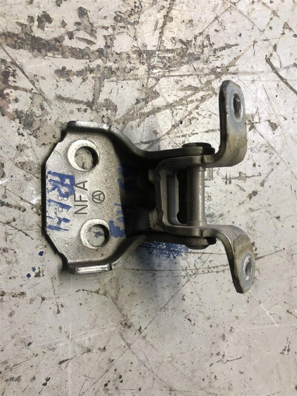 Петля двери нижняя передняя левая TRIBECA B9 05-07