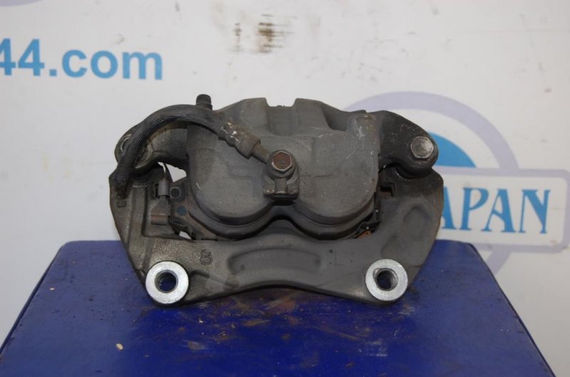 Суппорт тормозной передний левый INFINITI M35/M45 04-10