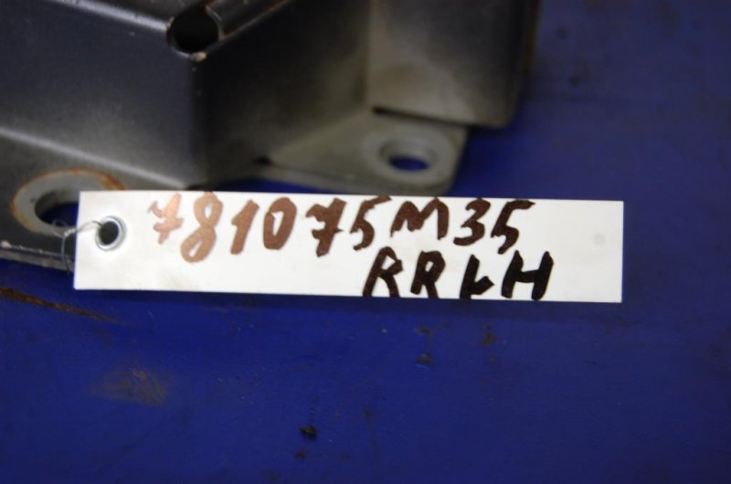 Кронштейн усилителя заднего бампера задний правый M35/M45 04-10