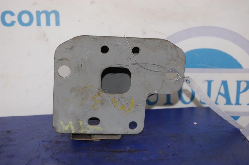 Кронштейн усилителя заднего бампера задний правый INFINITI M35/M45 04-10