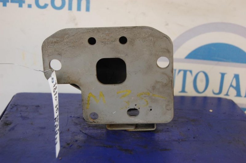 Кронштейн усилителя заднего бампера задний правый INFINITI M35/M45 04-10