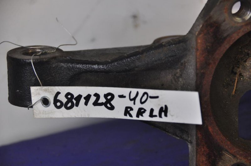 Цапфа задняя левая CAMRY 40 06-11