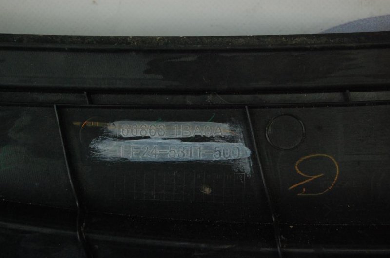 Пластик под лобовое стекло / Жабо левый EX35(37) 07-12