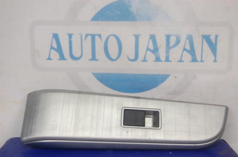 Кнопка стеклоподъемника TOYOTA CAMRY 50 12-15 84810-06030 Б/У