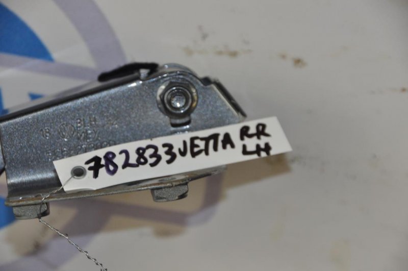 Петля крышки багажника левая JETTA USA 10-17