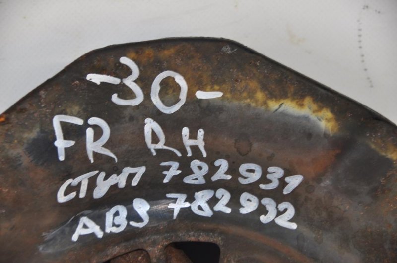 Кулак поворотный передний правый CAMRY 30 02-06