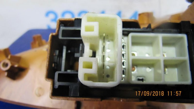 Кнопка стеклоподъемника задняя левая TOYOTA CAMRY 40 06-11