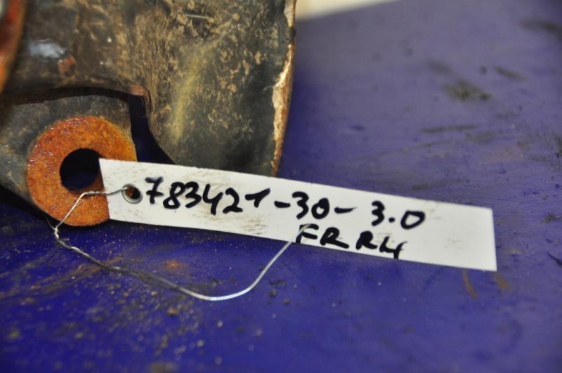 Кулак поворотный передний правый CAMRY 30 02-06