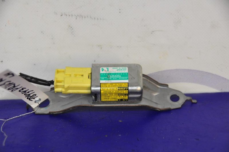 Датчик удара TOYOTA PRIUS - 20 03-11 Датчик удара TOYOTA PRIUS - 20 03-11