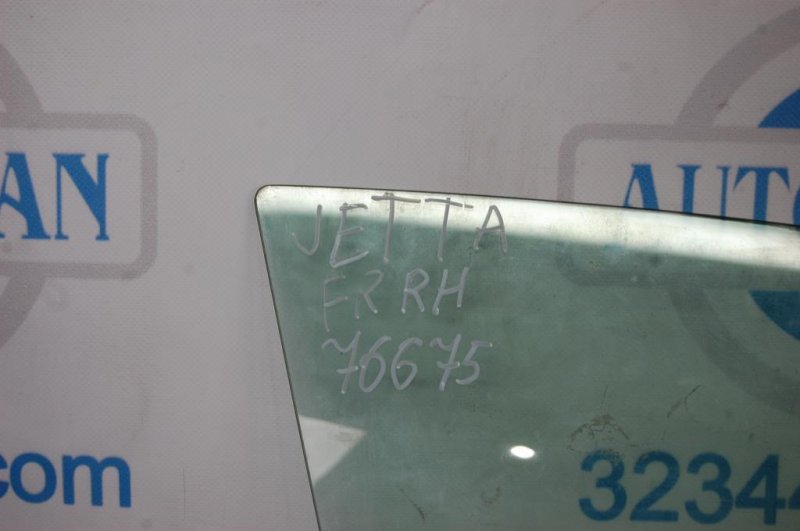 Стекло двери переднее правое JETTA USA 10-17