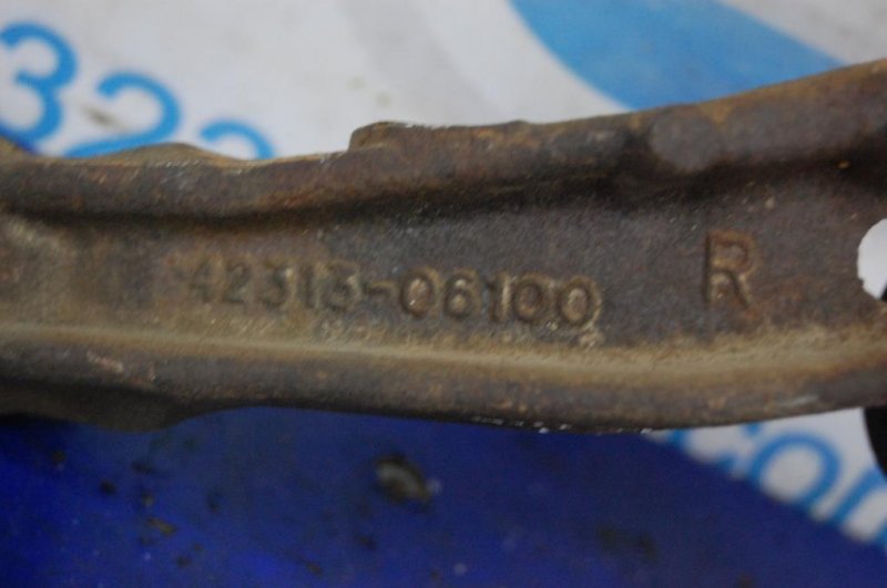 Цапфа задняя правая CAMRY 40 06-11