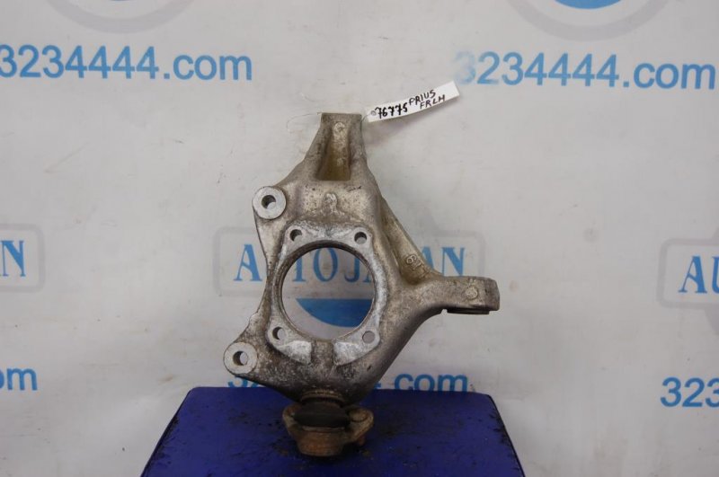 Кулак поворотный передний левый TOYOTA PRIUS - 30 09-17 43202-47030 Б/У