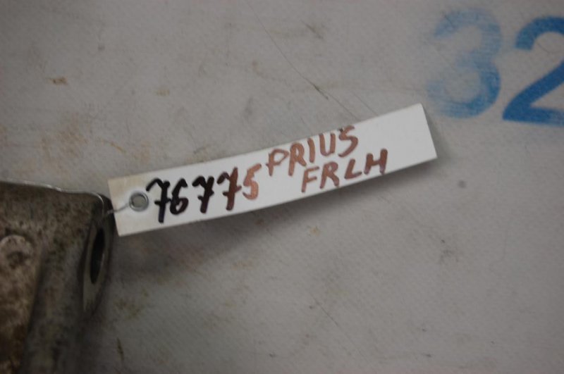 Кулак поворотный передний левый PRIUS - 30 09-17