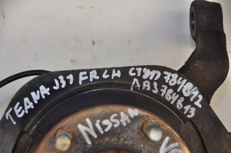 Кулак поворотный передний левый NISSAN TEANA J31 03-07