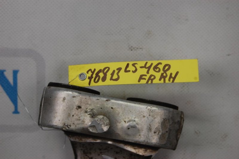 Кулак поворотный передний правый LS460 06-12