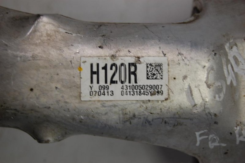 Кулак поворотный передний правый LS460 06-12