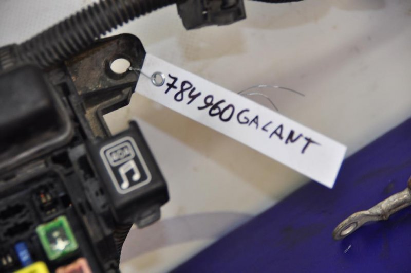 Блок предохранителей моторный отсек GALANT 03-12