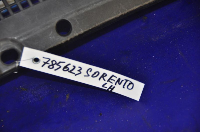 Пластик под лобовое стекло / Жабо левый SORENTO BL 02-09 Пластик под лобовое стекло / Жабо левый SORENTO BL 02-09