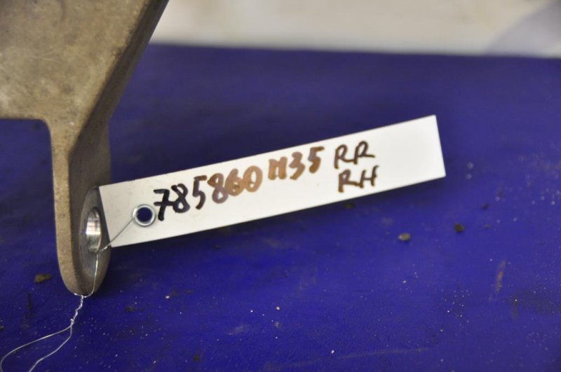 Рычаг задней подвески поперечный нижний задний правый M35/M45 04-10 Рычаг задней подвески поперечный нижний задний правый M35/M45 04-10