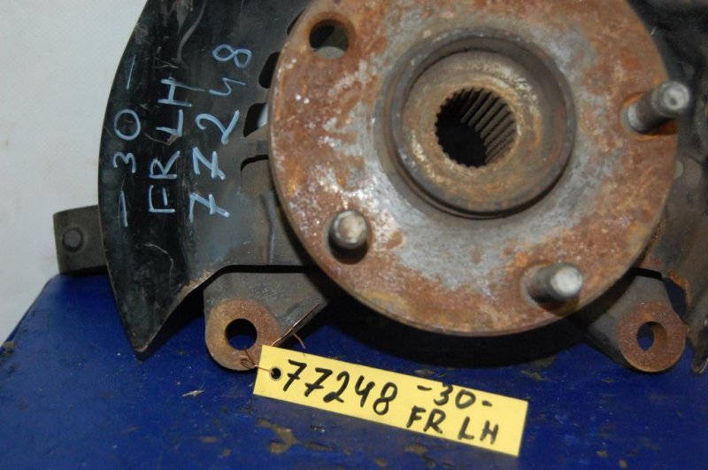 Кулак поворотный передний левый CAMRY 30 02-06