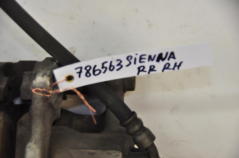 Суппорт тормозной задний правый TOYOTA SIENNA 11-16