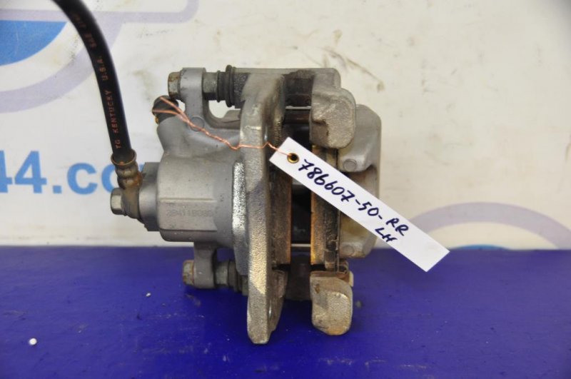 Суппорт тормозной задний левый TOYOTA CAMRY 50 12-15