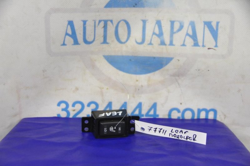 Кнопка обогрева сидений левая NISSAN LEAF 10-17 25500-1EA1A Б/У