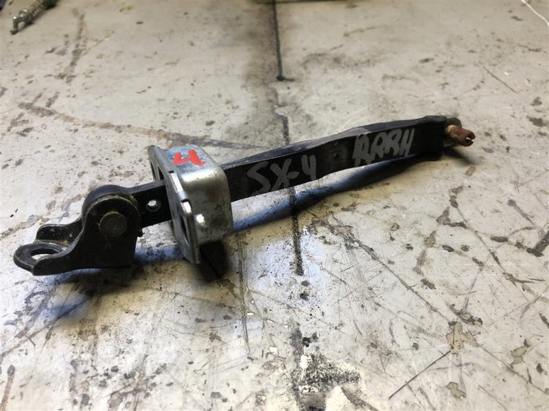 Ограничитель двери задний правый SUZUKI SX4 06-13 2011 Хетчбек 2.0 81830-57L01 Б/У