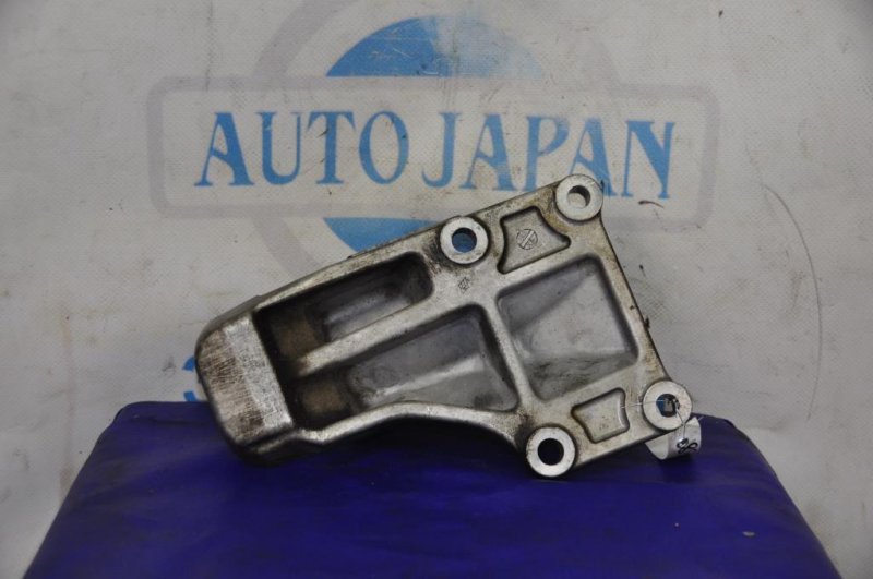 Кронштейн опоры двигателя правый INFINITI M35/M45 04-10 2008 Седан 3.5 VQ35DE 11232-EG001 Б/У