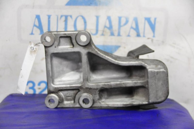 Кронштейн опоры двигателя правый INFINITI M35/M45 04-10 2008 Седан 3.5 VQ35DE 11232-EG001 Б/У