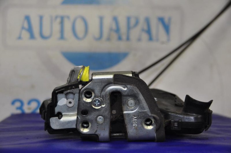 Замок двери передний левый AVENSIS 08-18