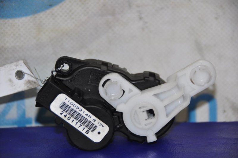 Запчасть моторчик заслонки печки NISSAN SENTRA B17 12-21 2017 Седан 1.8 27731-3DF0A Б/У Моторчик заслонки печки NISSAN SENTRA B17 12-21 2017 Седан 1.8 27731-3DF0A Б/У