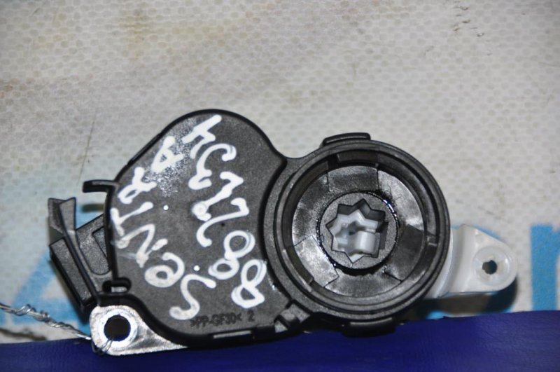 Запчасть моторчик заслонки печки NISSAN SENTRA B17 12-21 2017 Седан 1.8 27731-3DF0A Б/У Моторчик заслонки печки NISSAN SENTRA B17 12-21 2017 Седан 1.8 27731-3DF0A Б/У