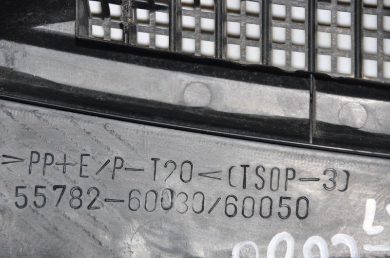 Пластик под лобовое стекло / Жабо левый LX470 98-07 2003 Внедорожник 4.7