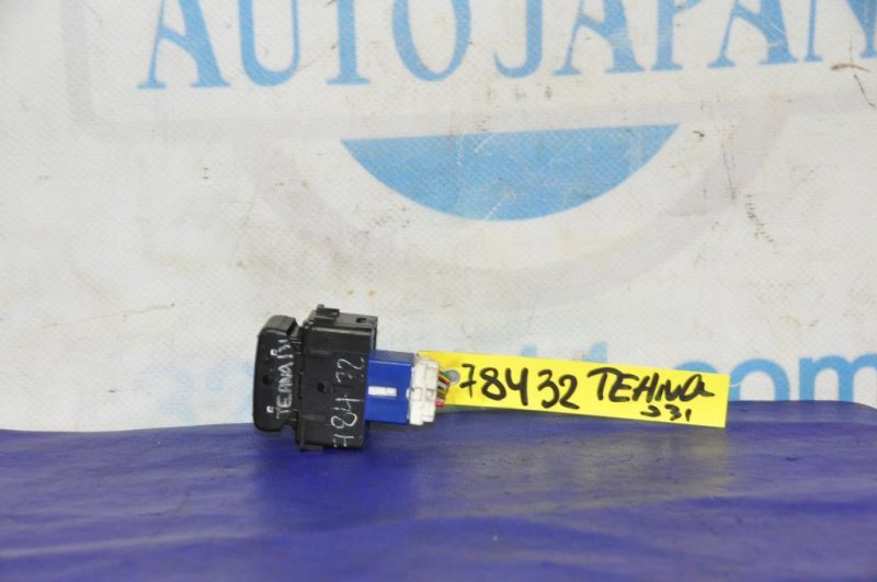 Кнопка обогрева сидений NISSAN TEANA J31 03-07 25500-AX600 Б/У