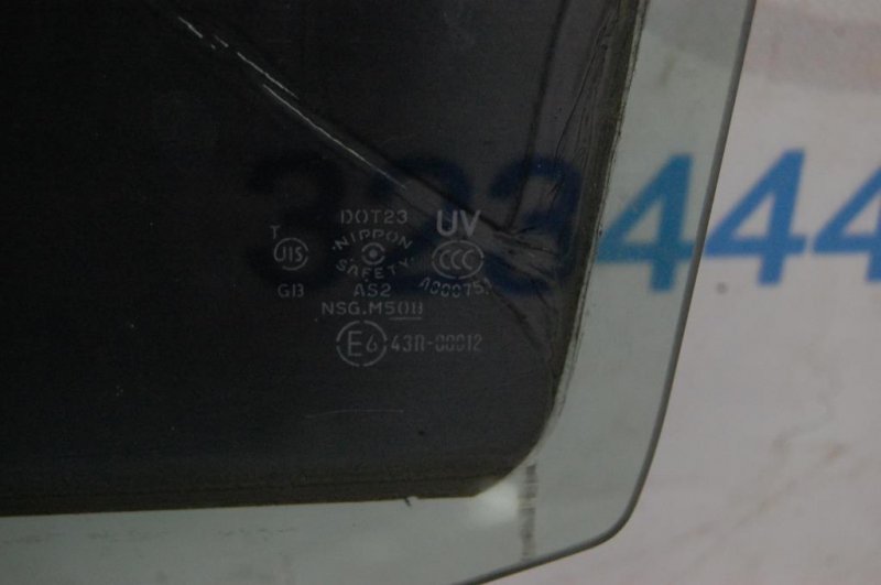 Стекло двери заднее левое INFINITI M35/M45 04-10