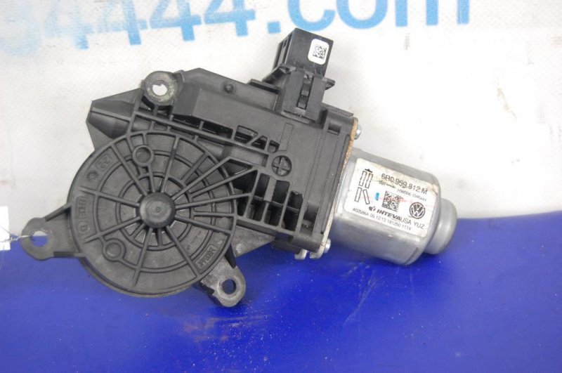 Моторчик стеклоподъемника задний правый VOLKSWAGEN JETTA USA 10-17 Моторчик стеклоподъемника задний правый VOLKSWAGEN JETTA USA 10-17