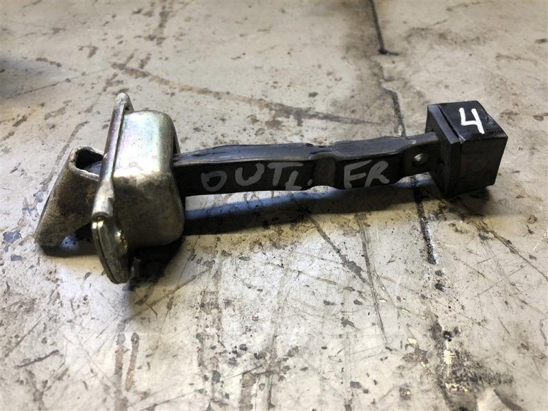 Ограничитель двери передний правый MITSUBISHI OUTLANDER 03-07 2005 Внедорожник 2.4 5702A084 Б/У
