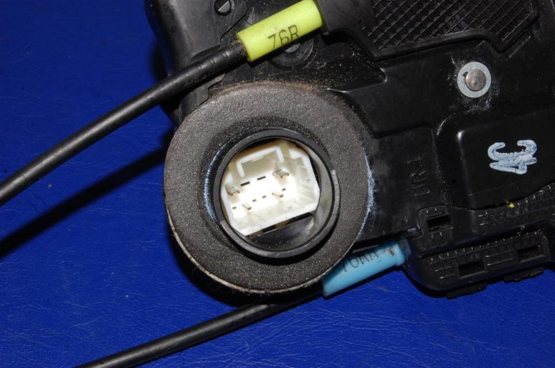 Замок двери задний правый VENZA 09-16