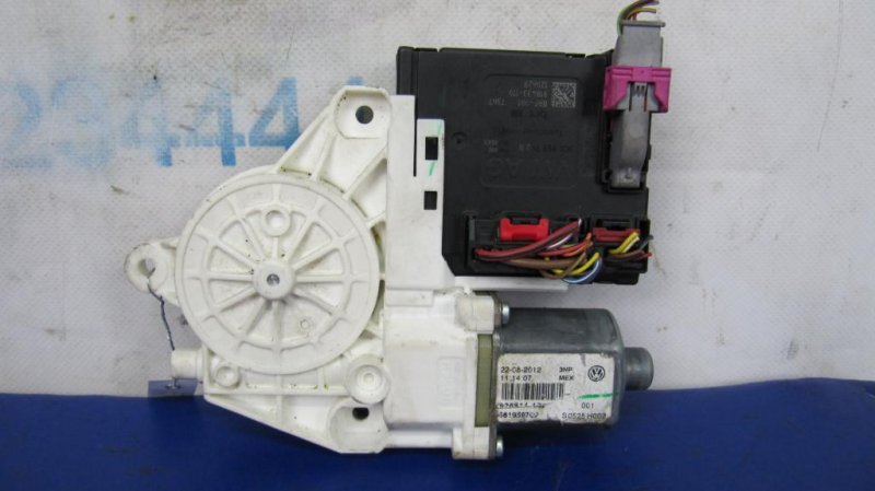 Моторчик стеклоподъемника передний правый VOLKSWAGEN PASSAT B7 11-15