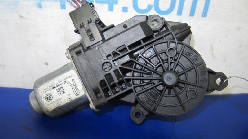 Моторчик стеклоподъемника задний правый VOLKSWAGEN PASSAT B7 11-15