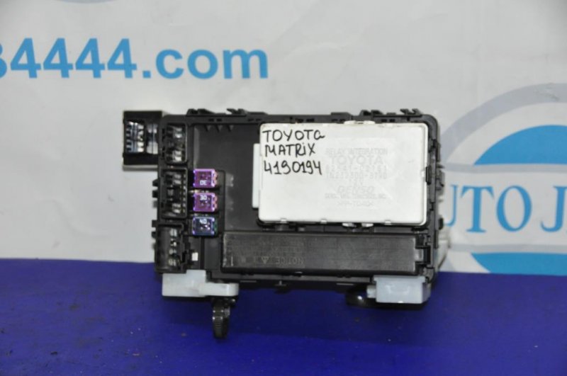 Блок предохранителей салон TOYOTA MATRIX 02-08 ZZE132 1.8L 1ZZ-FE