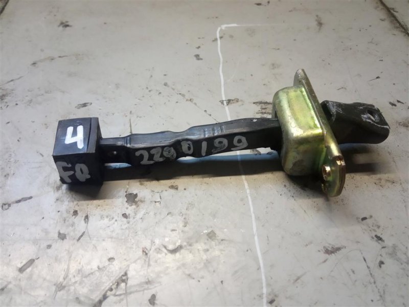 Ограничитель двери передний правый MITSUBISHI OUTLANDER 03-07 5702A084 Б/У