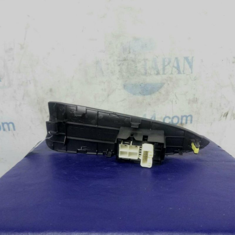 Кнопка стеклоподъемника задняя правая TOYOTA RAV4 05-12 Кнопка стеклоподъемника задняя правая TOYOTA RAV4 05-12