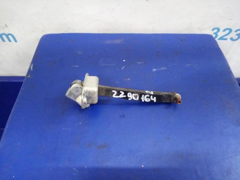 Ограничитель двери задний левый SUZUKI SX4 06-13 81830-57L01 Б/У