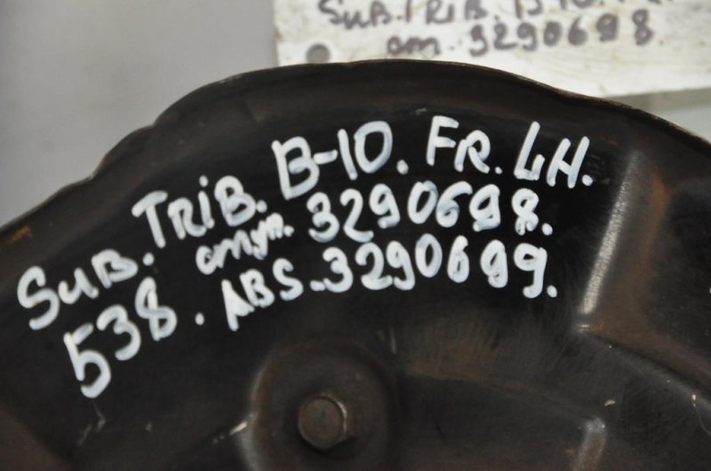 Кулак поворотный передний левый TRIBECA B10 07-13 2010 Внедорожник 3.6